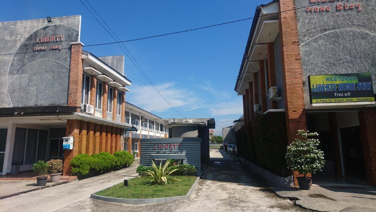 Liberty Homestay Parit  Luaran gambar