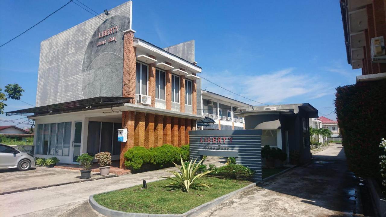 Liberty Homestay Parit  Luaran gambar